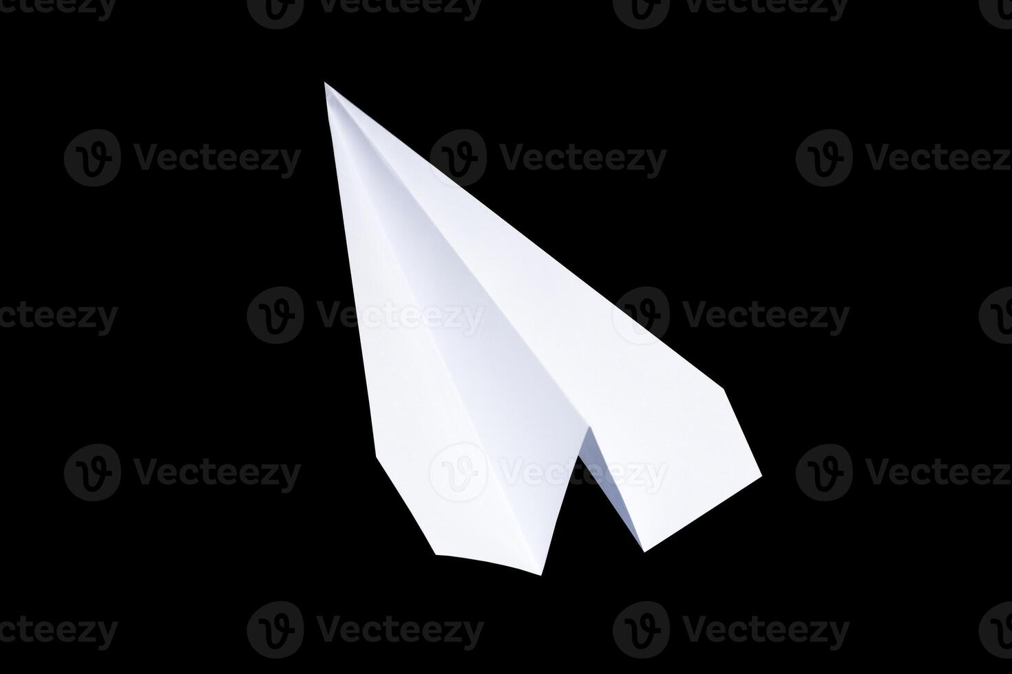 papier avion sur une noir Contexte. papier symbole de le message photo