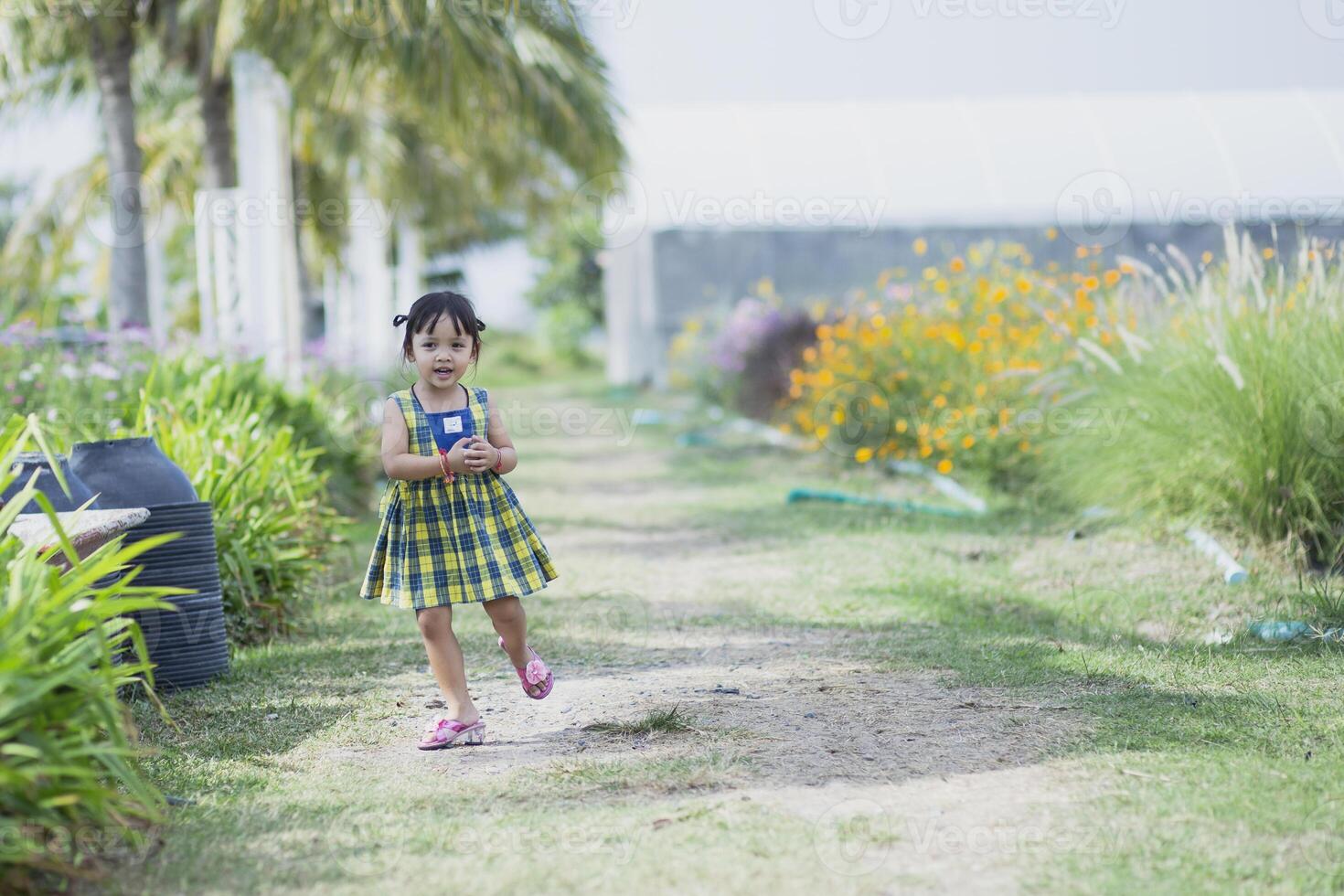 beau femme Asie style sur Jaune fleur jardin et à la recherche sourire content temps sur le journée photo