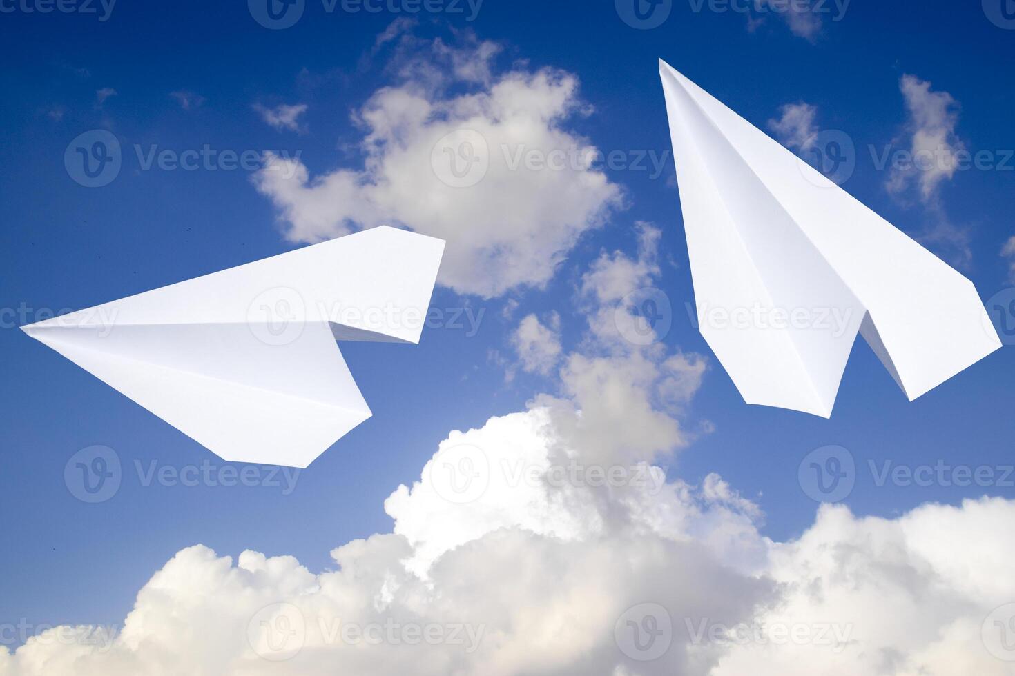 blanc papier avion dans une bleu ciel avec des nuages. le message symbole dans le Messager photo