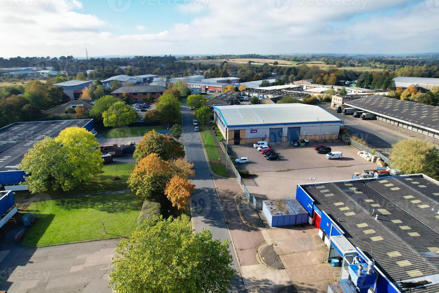 un aérien vue de entrepôt bâtiments à affaires vente au détail parc à nordampton ville de Angleterre, Royaume-Uni, octobre 25, 2023 photo