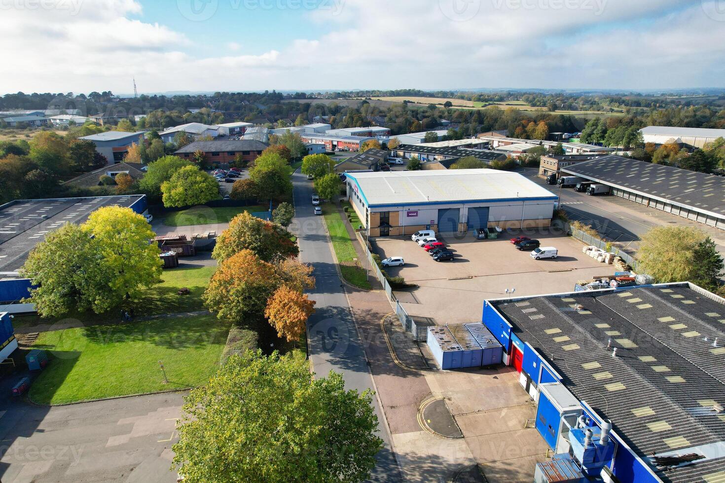 un aérien vue de entrepôt bâtiments à affaires vente au détail parc à nordampton ville de Angleterre, Royaume-Uni, octobre 25, 2023 photo