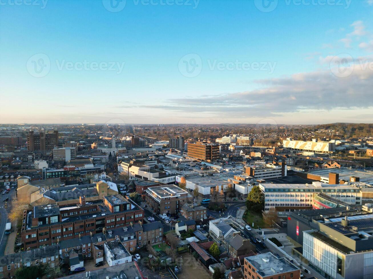 haute angle vue de central luton ville de Angleterre Royaume-Uni pendant le coucher du soleil temps. décembre 1er, 2023 photo