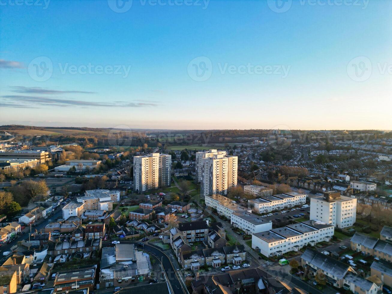 haute angle vue de central luton ville de Angleterre Royaume-Uni pendant le coucher du soleil temps. décembre 1er, 2023 photo