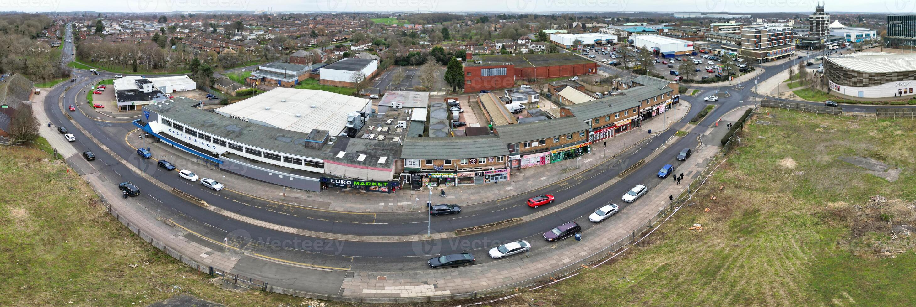 aérien panoramique vue de Corby ville de Angleterre uni Royaume pendant nuageux et pluvieux temps de l'hiver. janvier 11ème, 2024 photo