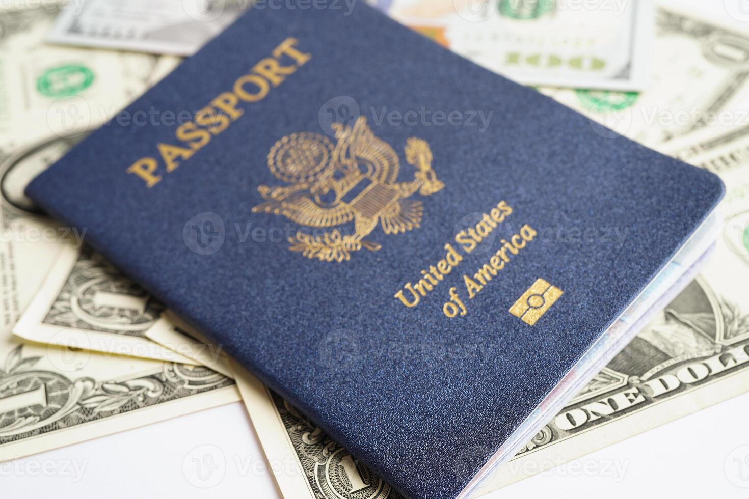 nous passeport avec Etats-Unis dollar argent, américain citoyenne dans uni États de Amérique. photo