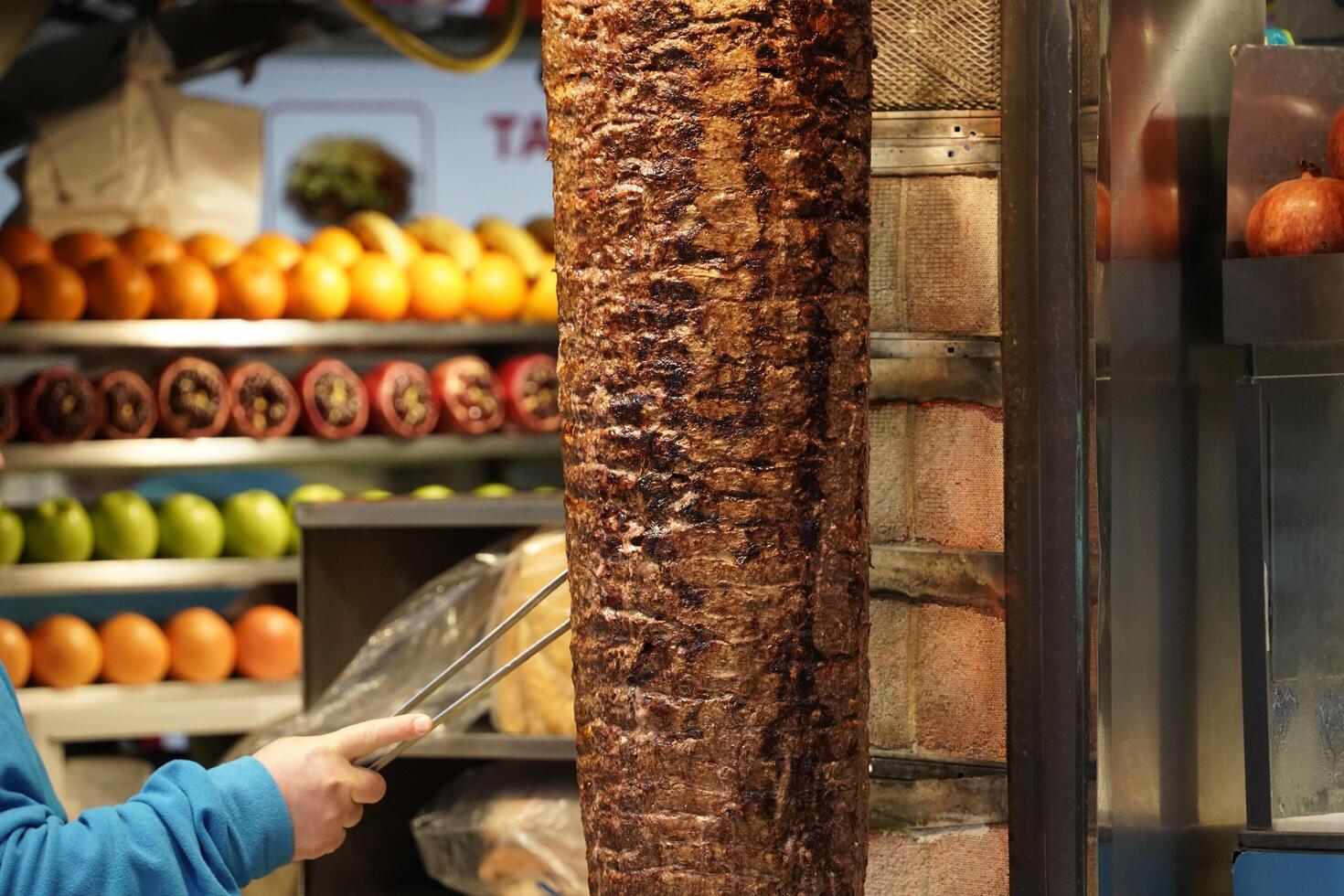 turc plat doner kebab comme une tournant rôti photo