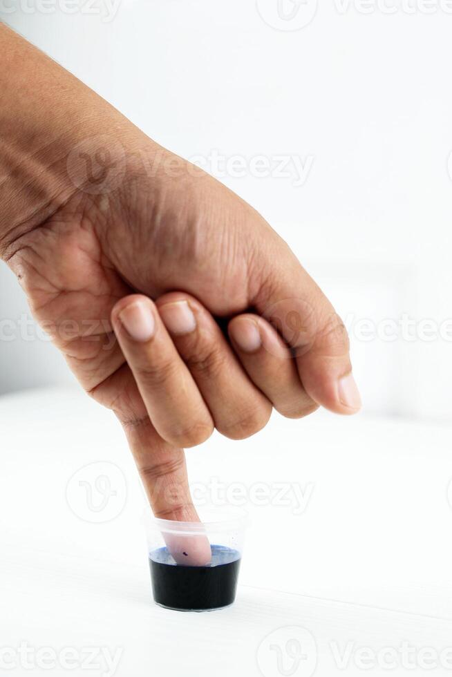 une homme peu doigt plongé encre après vote photo