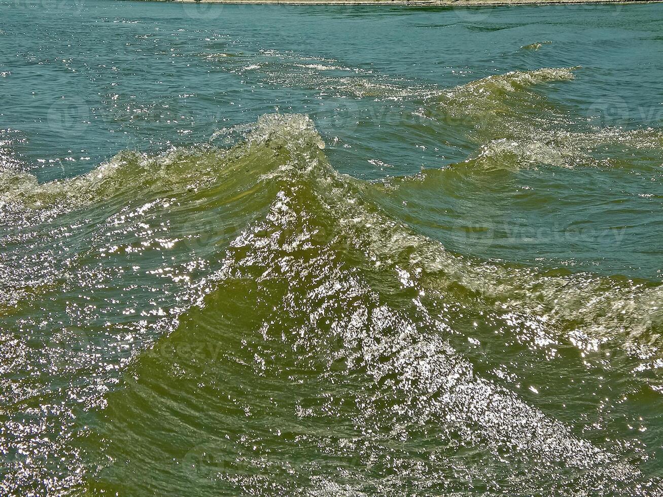 des eaux de l'eau de une moteur bateau dans le rivière. photo