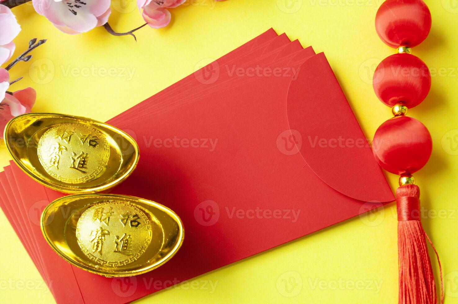 Haut vue de chinois Nouveau année rouge paquet et d'or lingot avec personnalisable espace pour texte ou vœux. chinois Nouveau année fête concept photo