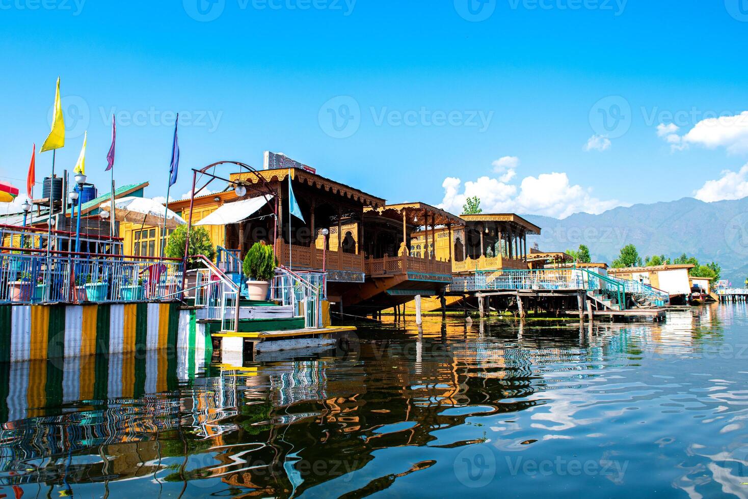 dal Lac et le magnifique Montagne intervalle dans le arrière-plan, dans le été bateau voyage, de ville srinagar Cachemire Inde. photo