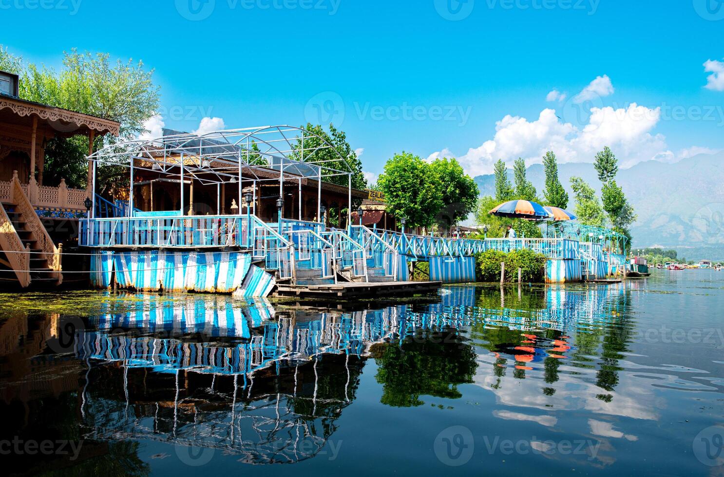 dal Lac et le magnifique Montagne intervalle dans le arrière-plan, dans le été bateau voyage, de ville srinagar Cachemire Inde. photo