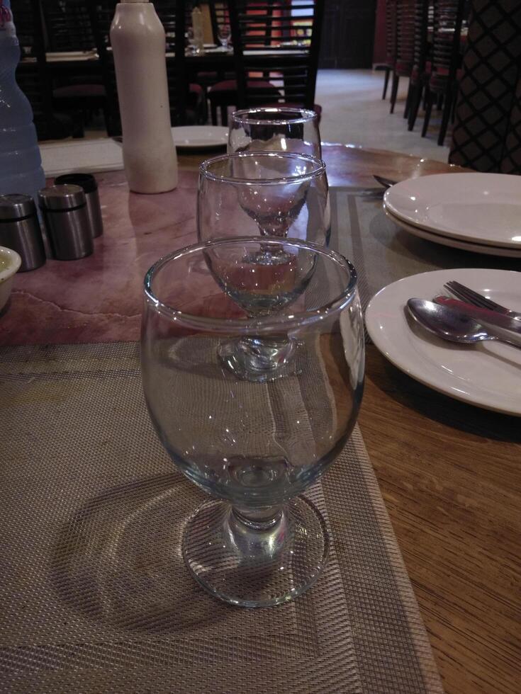 lunettes, fourchette, couteau servi pour dîner dans restaurant avec confortable intérieur photo