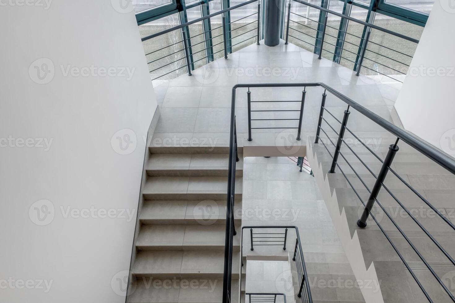 escaliers urgence et évacuation sortie escalier dans en haut échelle dans une Nouveau Bureau bâtiment photo