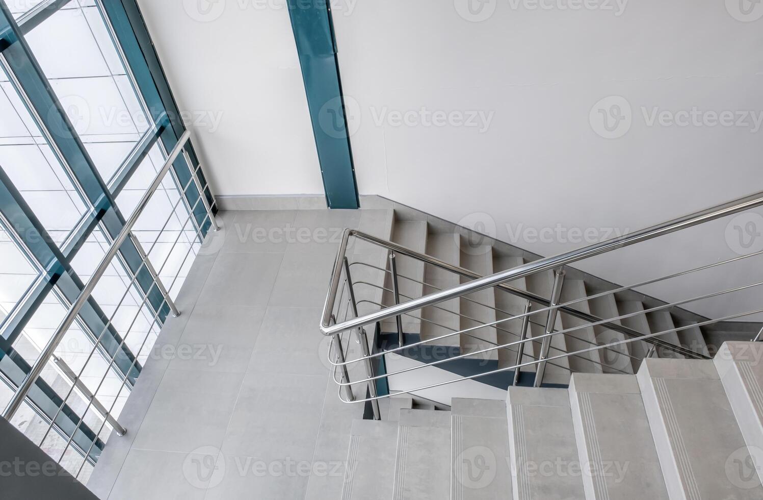 escaliers urgence et évacuation sortie escalier dans en haut échelle dans une Nouveau Bureau bâtiment photo