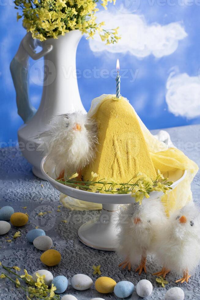 traditionnel Pâques orthodoxe fromage blanc gâteau avec Jaune fleurs contre une bleu ciel photo