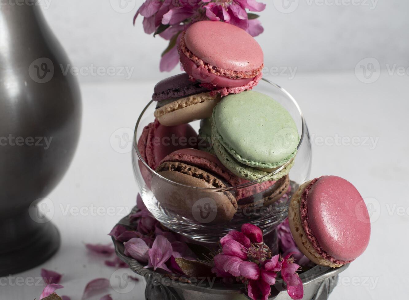 printemps encore la vie avec coloré macarons et rose Pomme arbre fleurs dans une étain photo