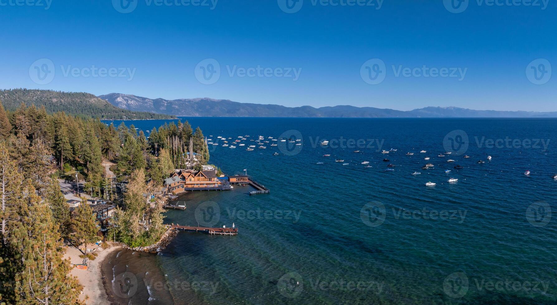 magnifique aérien vue de le Tahoe Lac de au dessus dans Californie, Etats-Unis. photo