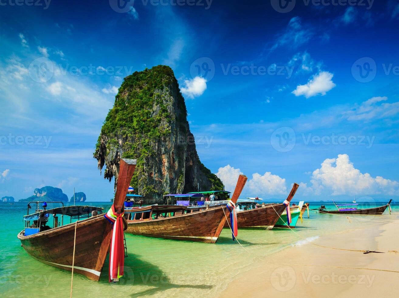 Bateau à longue queue sur la plage, Thaïlande photo