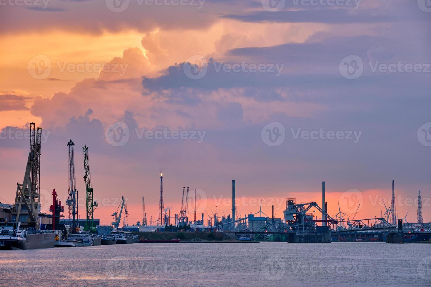 Port de Anvers avec port grues dans crépuscule photo