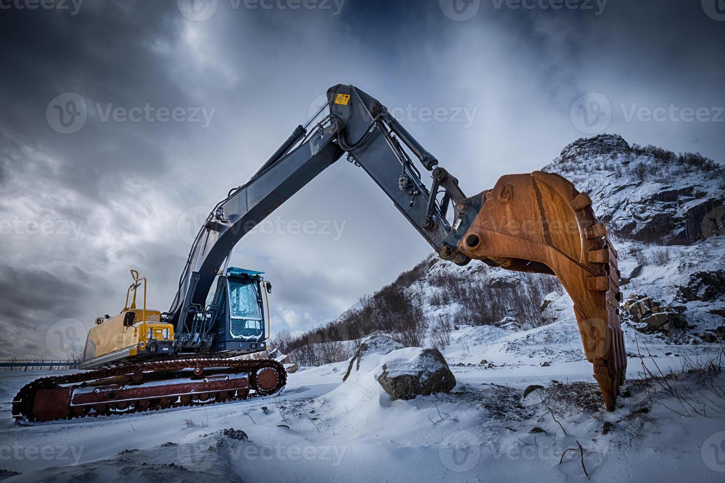 vieux excavatrice dans hiver paysage photo