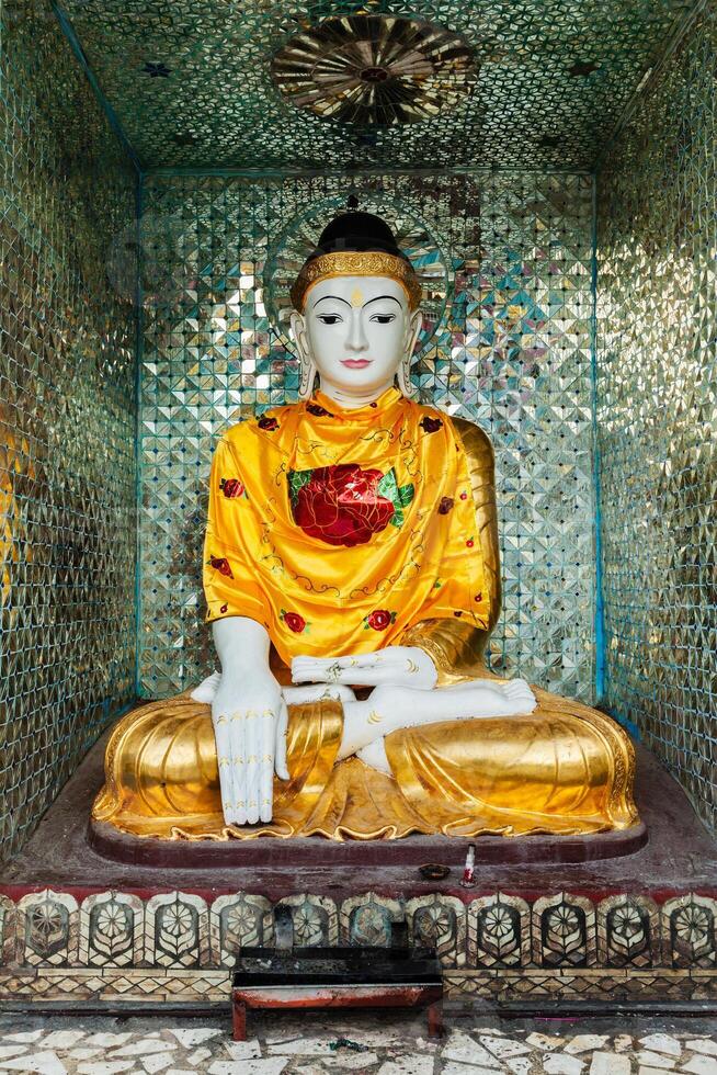 Bouddha statue dans shwedagon pagode photo