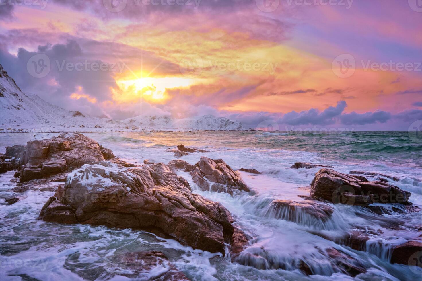 norvégien mer vagues sur rocheux côte de lofoten îles, Norvège photo