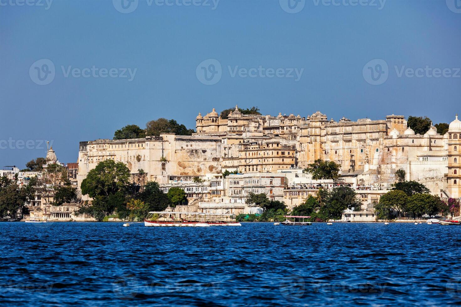 ville palais vue de le lac. udaïpur, rajasthan, Inde photo