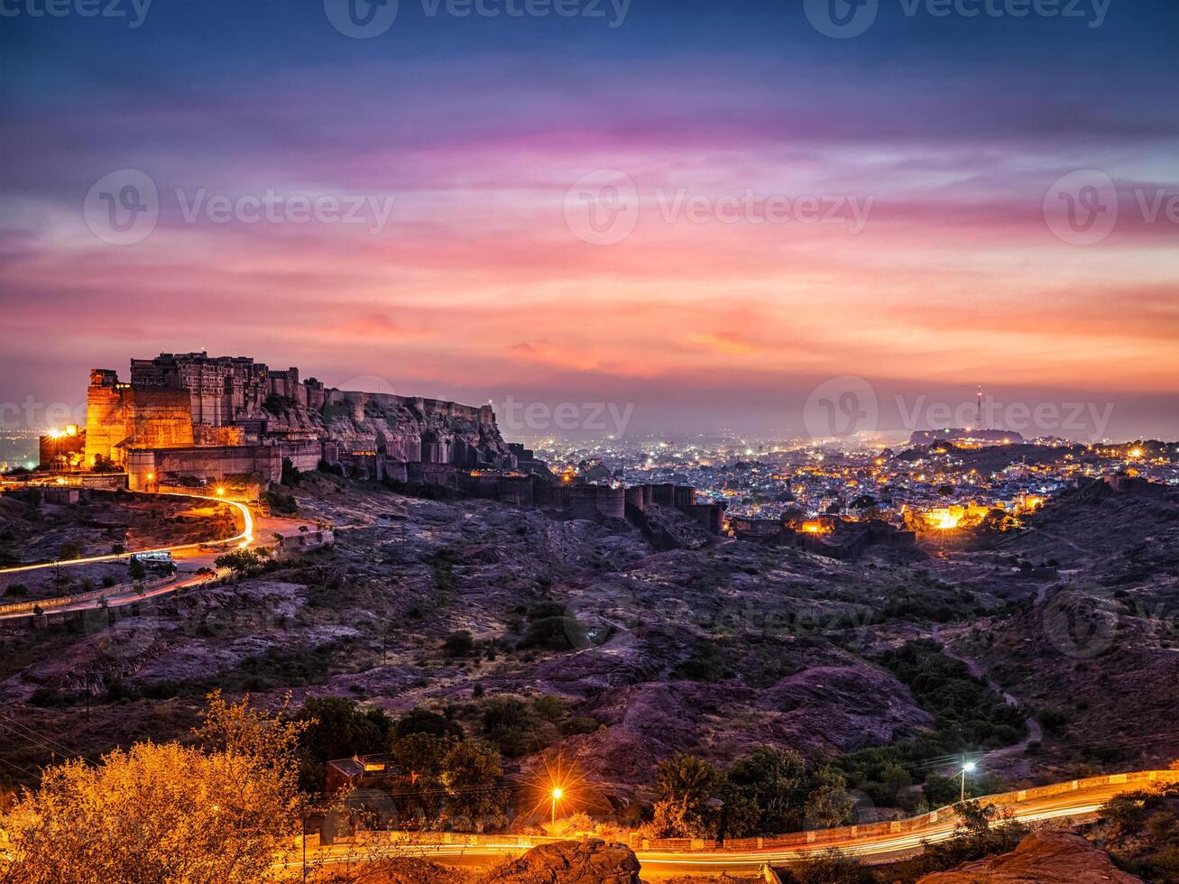 mehrangarh fort dans crépuscule. Jodhpur, Inde photo