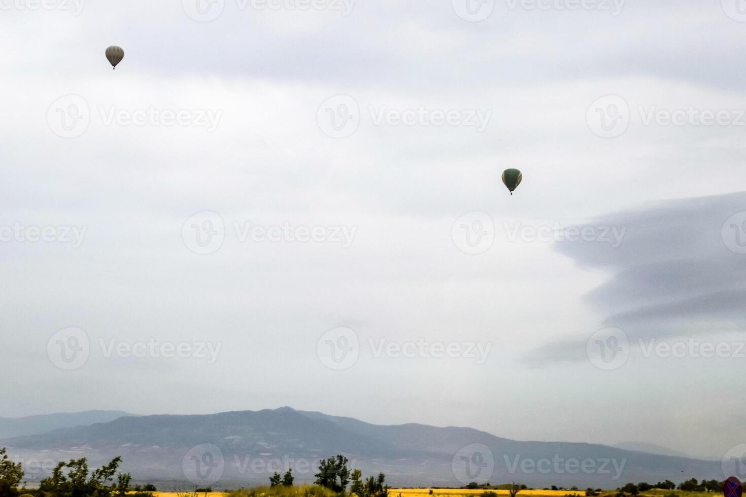 des ballons dans le ciel. ciel tourisme dans ballon. photo