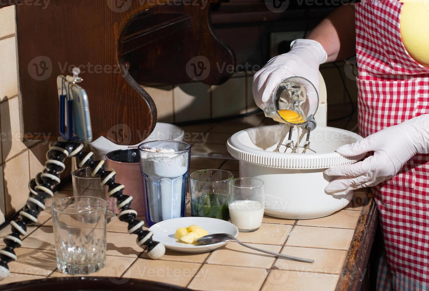 une femme prépare épinard muffins étape par marcher, ajoute un Oeuf Jaune d'œuf à le pâte photo