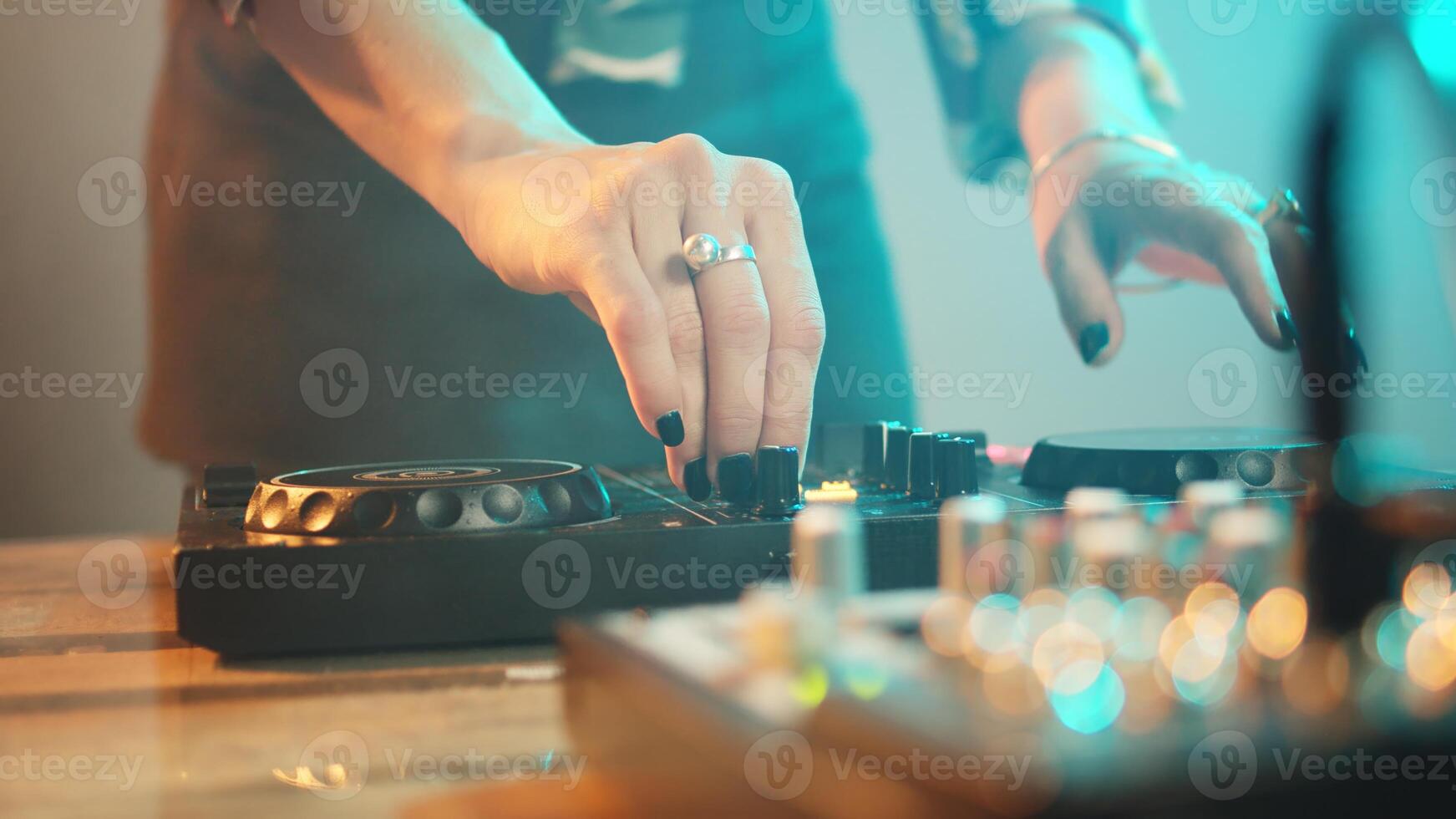 Jeune interprète en utilisant dj électronique et casque à mélanger techno la musique et jouer remix Chansons sur platines, ayant amusement à boîte de nuit. femme avec fou maquillage mélange instruments. proche en haut. ordinateur de poche tir. photo