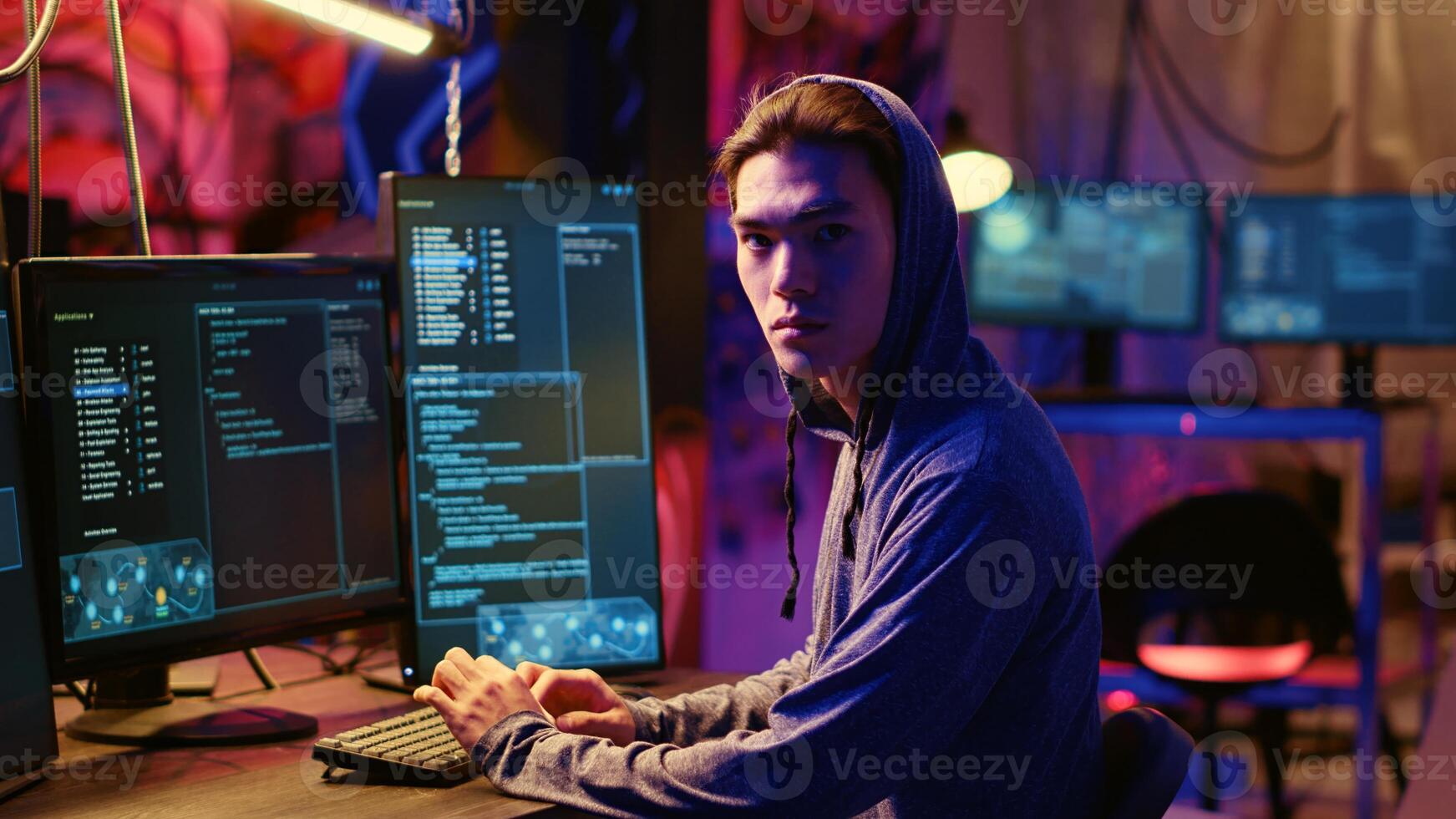 portrait de asiatique pirate bâtiment Spyware Logiciel conçu à recueillir information de utilisateurs des ordinateurs sans pour autant leur connaissance. homme Faire cybercriminel Activités dans fatigué cachette photo