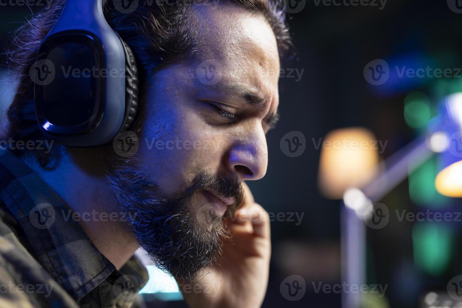 fermer de barbu homme écoute à la musique par le sien sans fil casque. positif Masculin individuel profiter du son métrage dans le sien écouteurs, profiter une podcast. photo