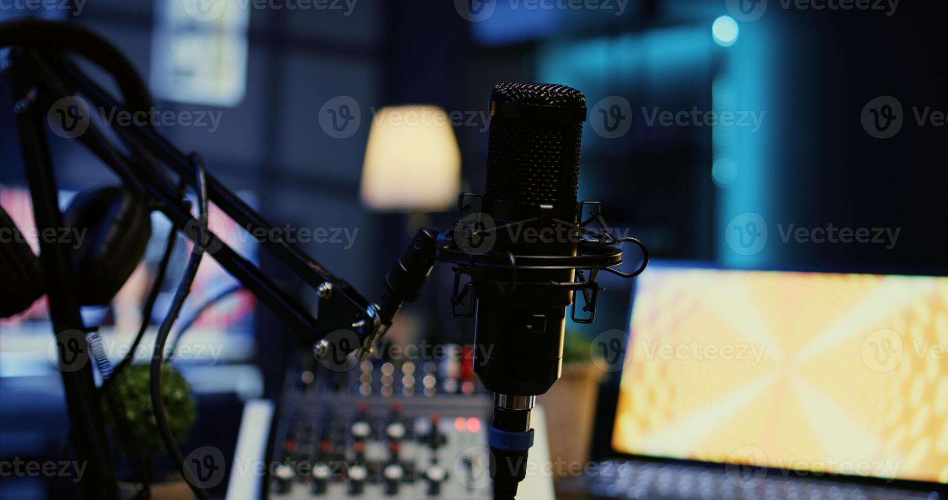 proche en haut coup de microphone utilisé pour balados, vlogging et diffusions en direct sur vlog canaliser. Zoom dans sur professionnel micro dans vaguement allumé studio utilisé pour enregistrement l'audio pendant l'Internet spectacle photo