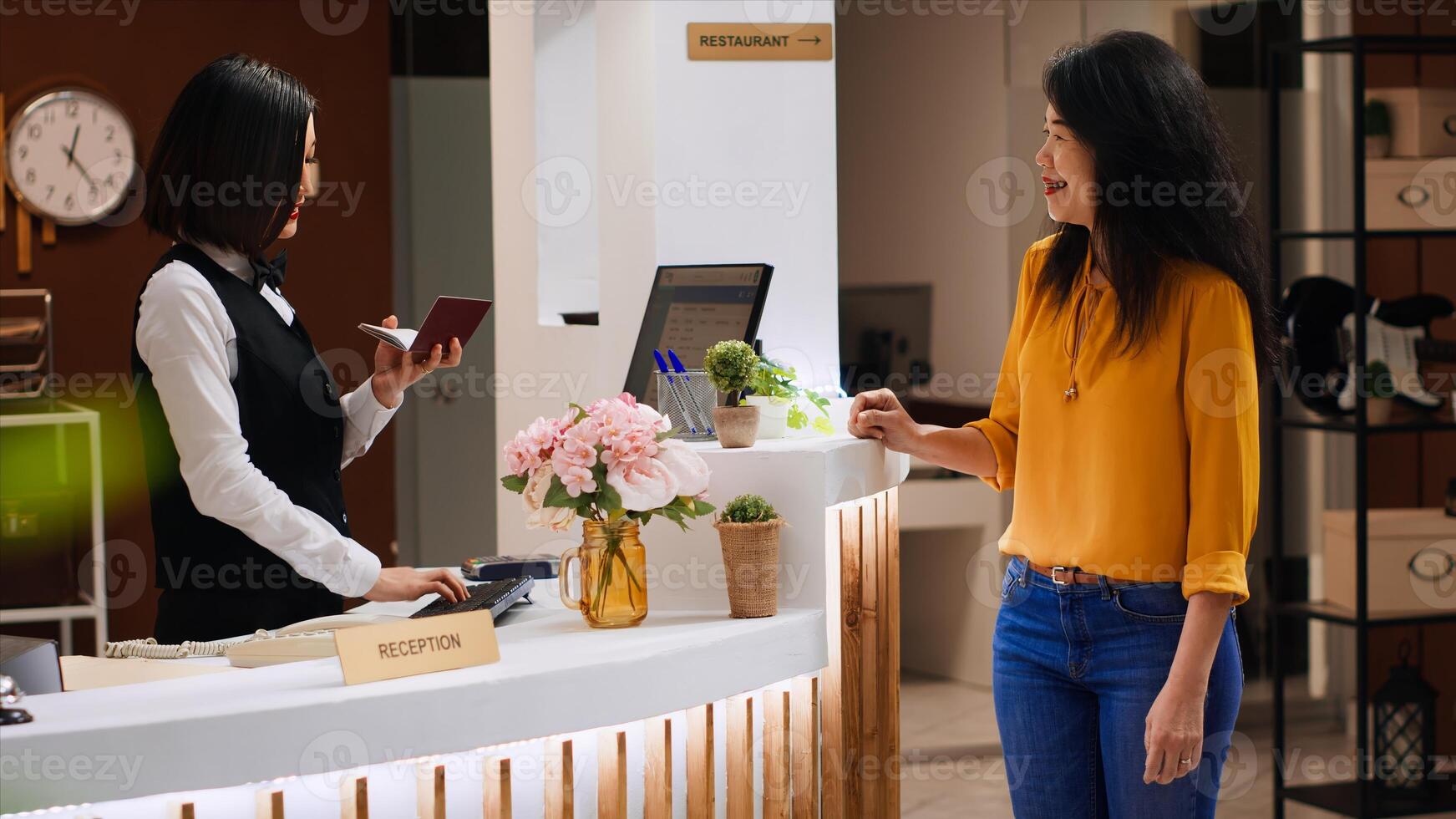 Hôtel ouvrier à la recherche à passeport id pour vérifier dans processus, vérification client les documents pour habituel vérification. réceptionniste finitions inscription, accueillant visiteur à vacances retraite. ordinateur de poche tir. photo