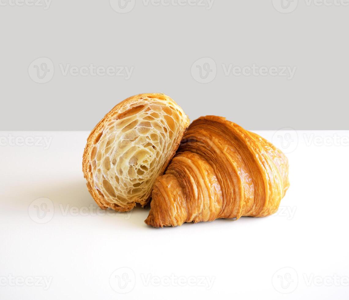 photo délicieux des croissants sur une blanc et gris Contexte