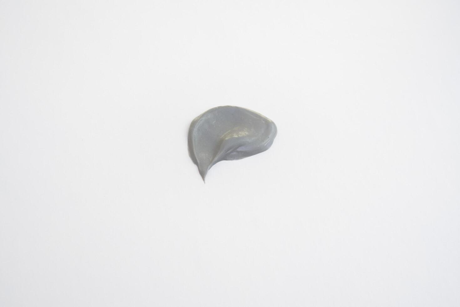 argile boue masque avec mort mer minéraux. texture. diffamer de frotter avec argile sur une blanc Contexte. photo