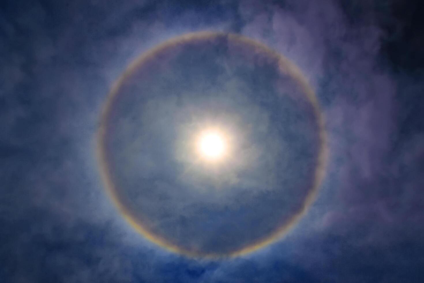 cercle autour le Soleil. Soleil Halo photo