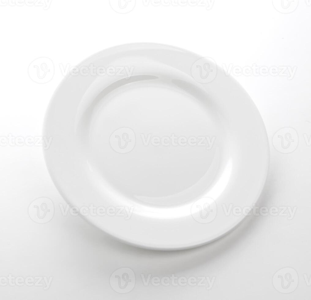 blanc assiette isolé sur blanc tableau, vide plat modèle photo