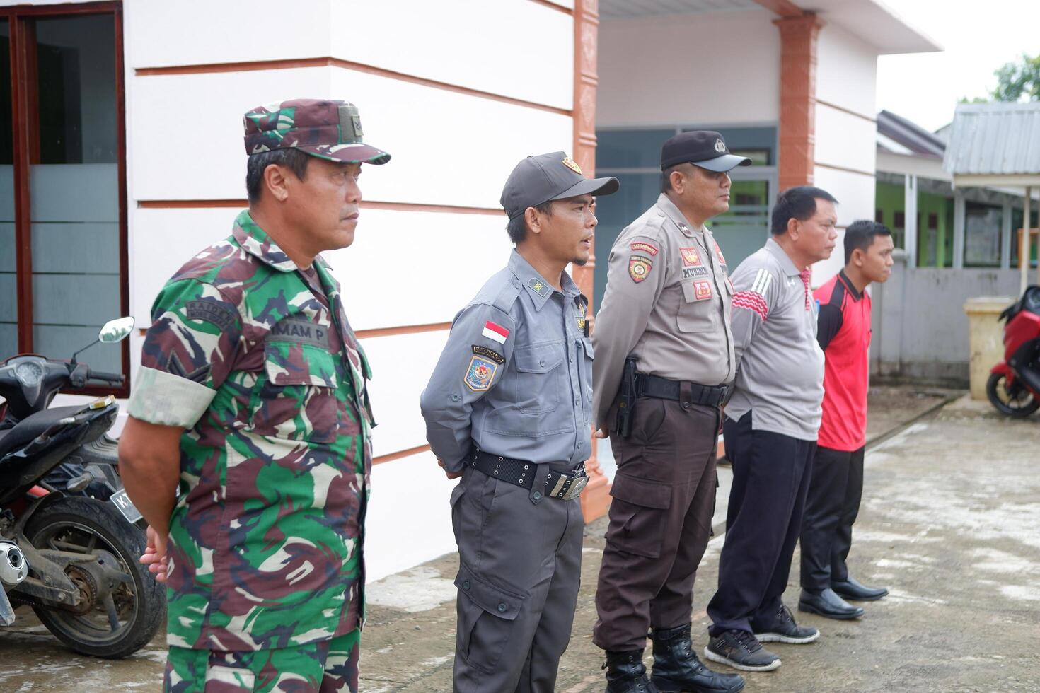 kuaro kalimantan Timour, Indonésie 18 janvier 2024. nombreuses linmas gens sont étant qualifié par le indonésien militaire photo