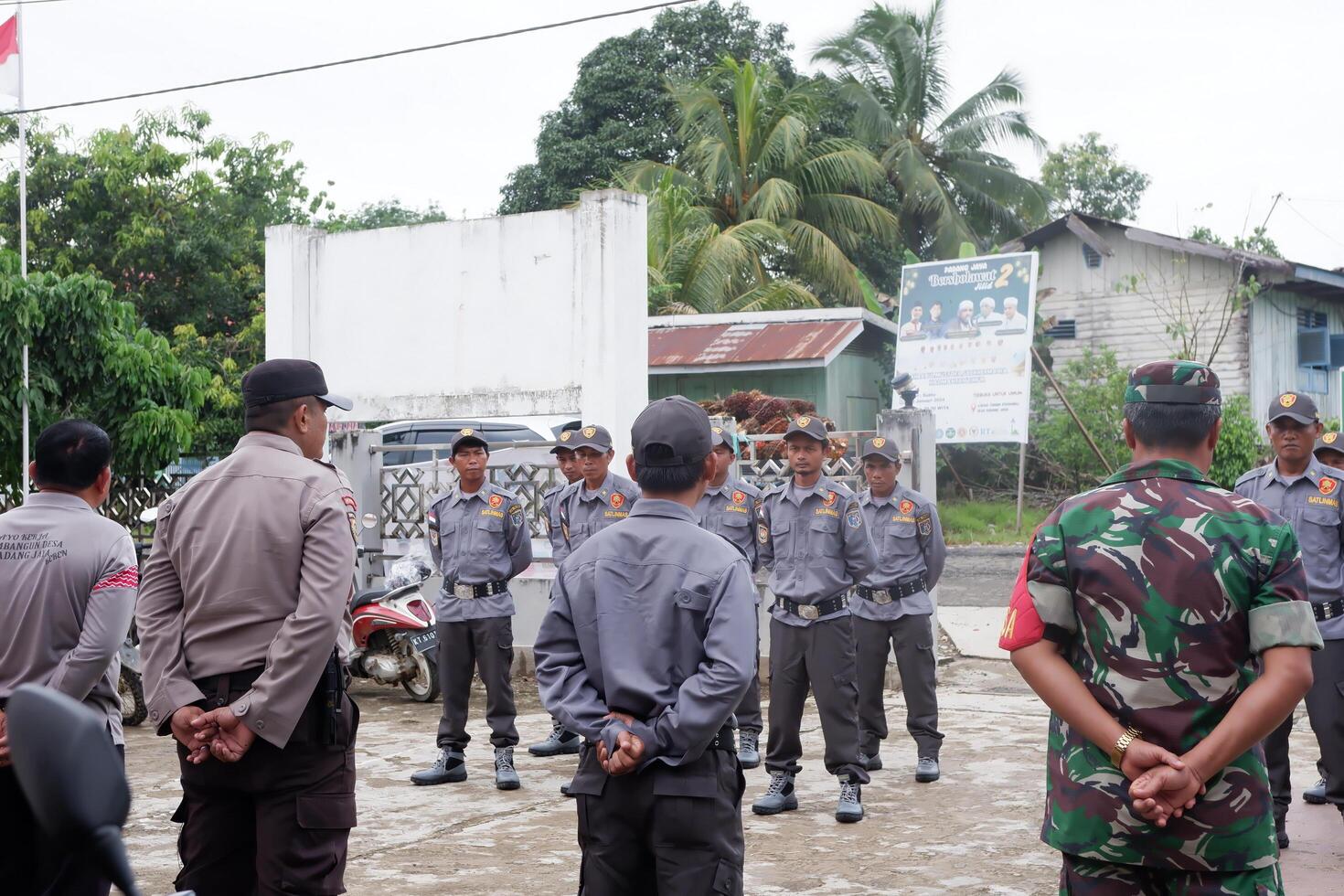 kuaro kalimantan Timour, Indonésie 18 janvier 2024. nombreuses linmas gens sont étant qualifié par le indonésien militaire photo