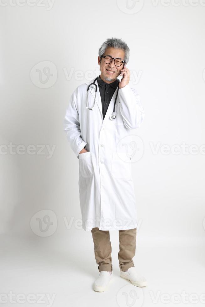 médecin asiatique senior photo