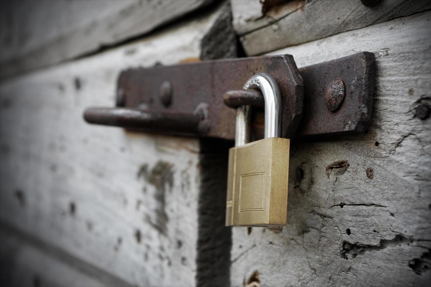 nouvelle serrure et vieille porte en bois photo