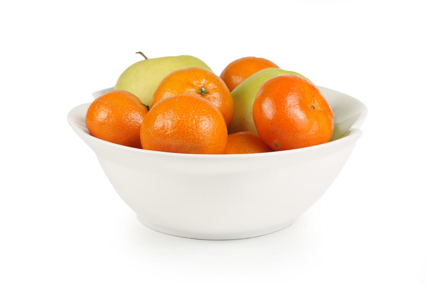 pommes et mandarines dans un bol blanc photo