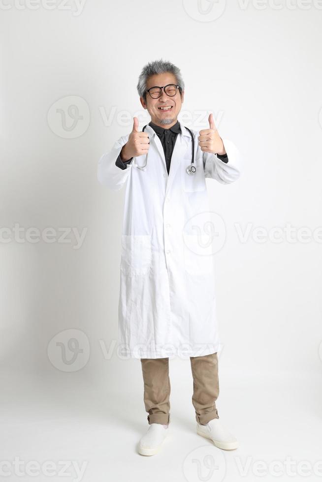 médecin asiatique senior photo