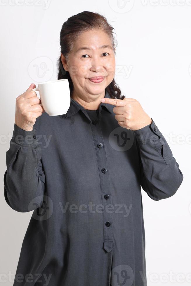 femme asiatique âgée photo