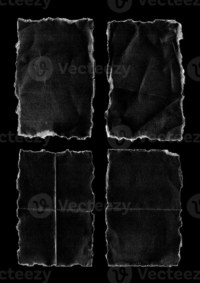 vieux noir vide vieilli endommagé papier papier carton photo carte isolé sur noir. réel demi-teinte analyse. plié bords. rugueux grunge minable rayé déchiré déchiré texture. affligé recouvrir surface