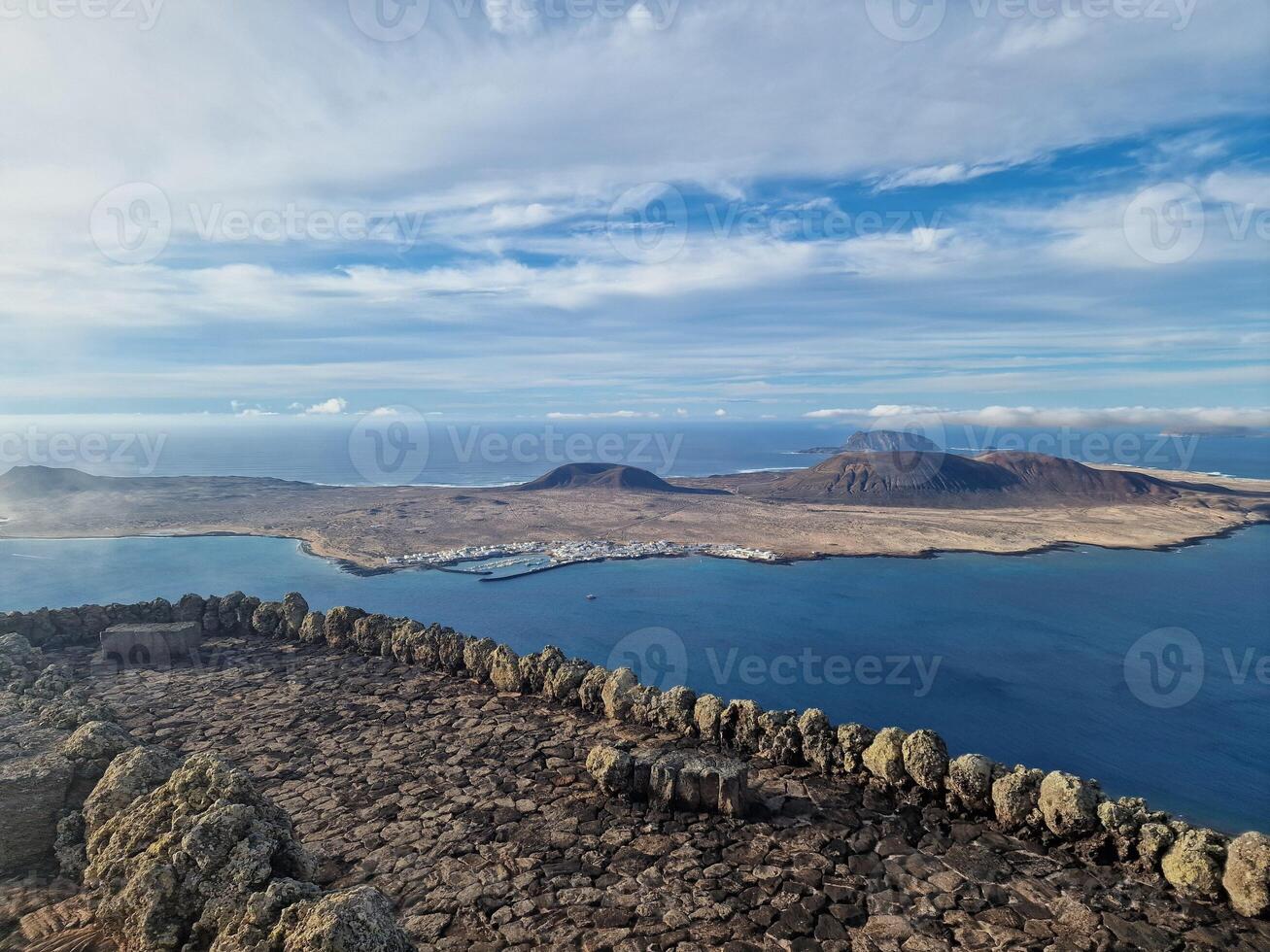 mirador del Rio, de Lanzarote iconique point de vue, des offres une Stupéfiant panorama de le atlantique et voisin îles. photo