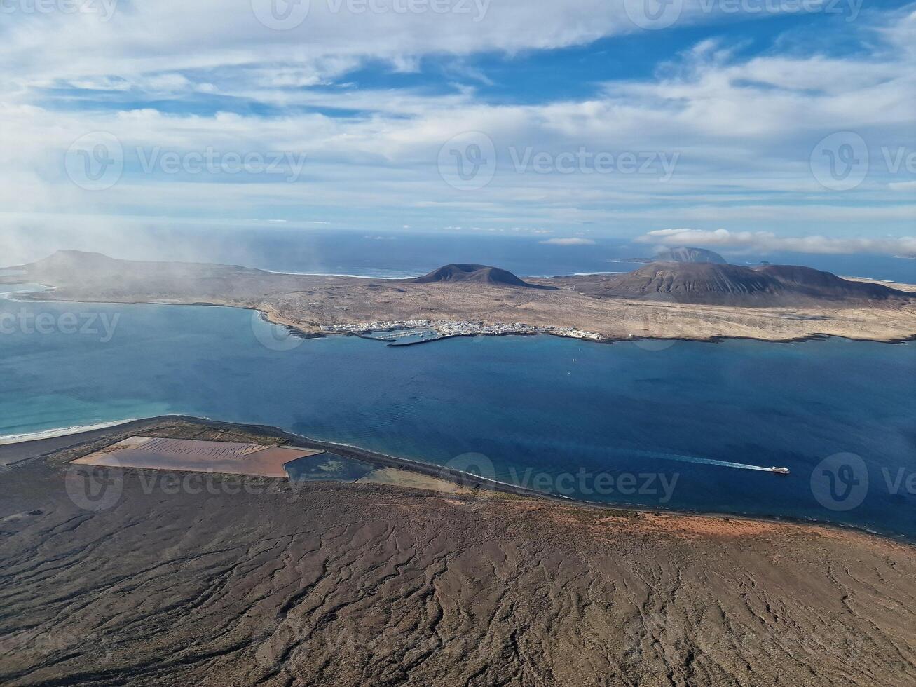 mirador del Rio, de Lanzarote iconique point de vue, des offres une Stupéfiant panorama de le atlantique et voisin îles. photo