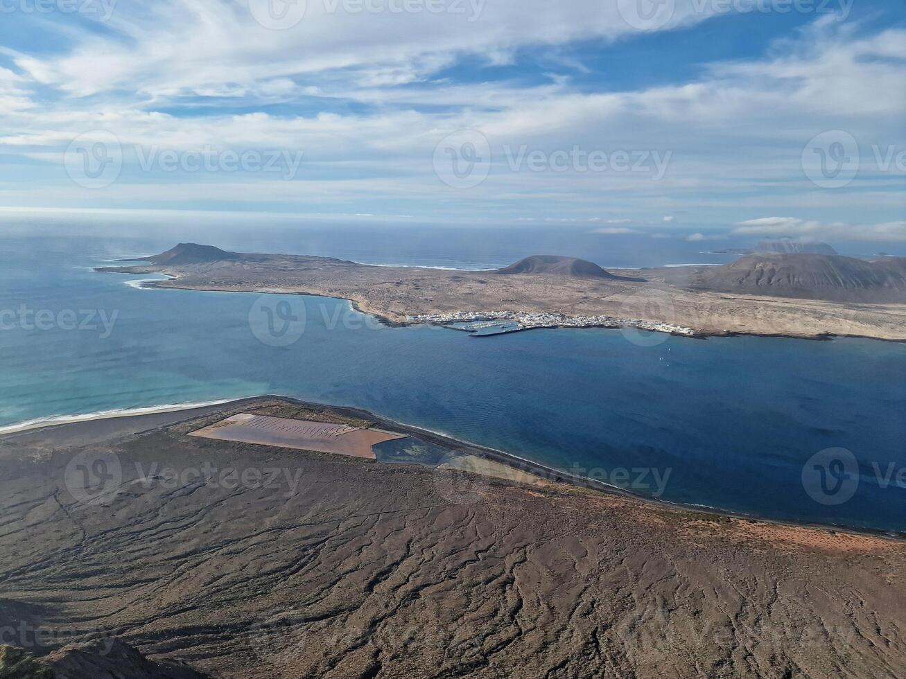 mirador del Rio, de Lanzarote iconique point de vue, des offres une Stupéfiant panorama de le atlantique et voisin îles. photo